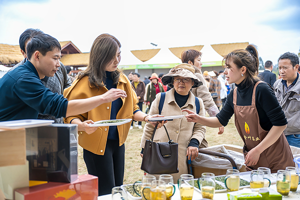 穹窿秘境 茶香四溢 自贡荣县第十四届茶旅风情季开幕_fororder_8观众选购茶叶现场（摄影-廖志全）