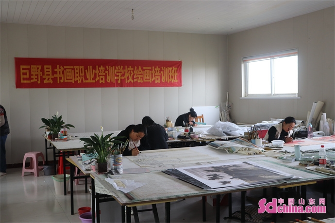 山东巨野：小小画笔绘出乡村“文明花”“经济花”“振兴花”“亲情花”