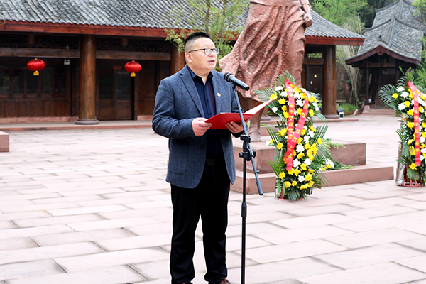 宜宾市一曼中学校：热血少年 致敬英烈_fororder_一曼中学党委副书记、校长徐斌致辞-摄影-陈国峰