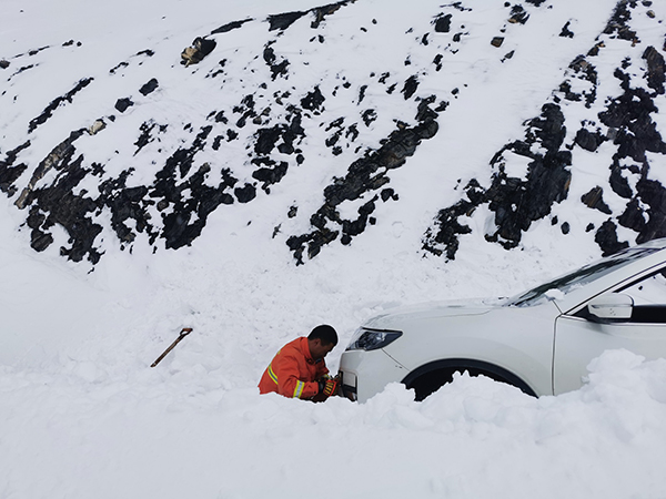 四川阿坝州：游客被困雪山 多部门紧急救援_fororder_救援现场-供图-阿坝州消防救援支队1