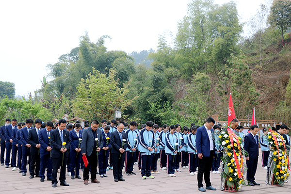 宜宾市一曼中学校：热血少年 致敬英烈_fororder_师生默哀缅怀先烈-摄影-陈国峰