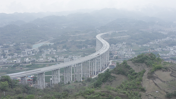 （张）宜威高速公路四标上罗特大桥完成架梁_fororder_上罗特大桥-供图-珙县县委宣传部