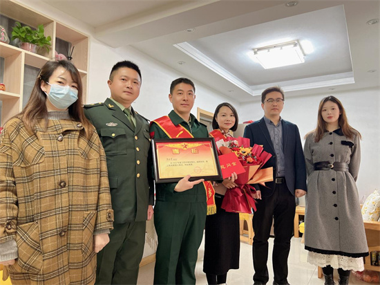 南通崇川城东组建慰问团为功臣家属上门送喜报_fororder_图片10