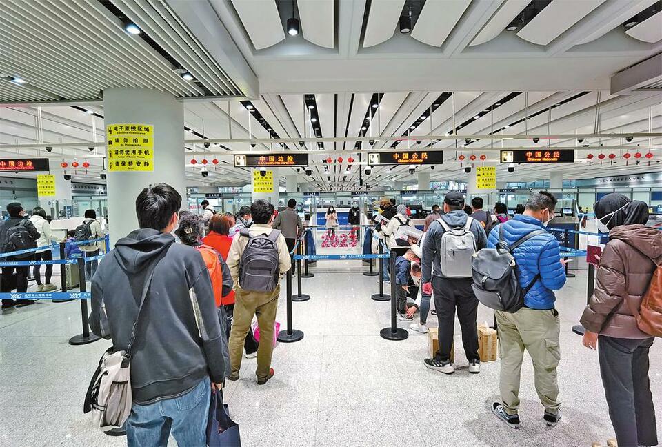 昆明边检优化服务保障旅客高效通关_fororder_f52