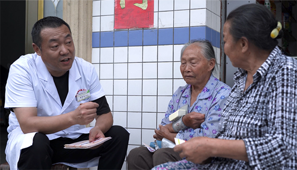 （张）“四川省第一批岗位学雷锋标兵”刘吉志：扎根农村 守护乡亲身体健康_fororder_刘吉志为村民医治-供图-洪雅县委宣传部