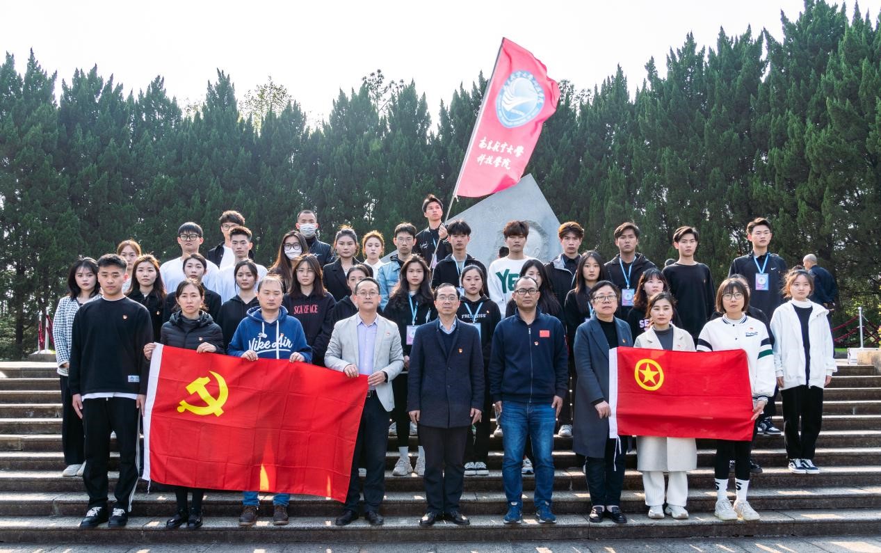 南昌航空大学科技学院师生开展清明祭扫活动_fororder_1