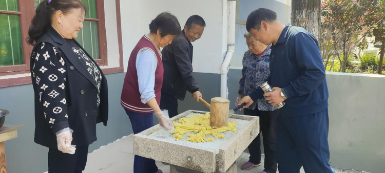 临渭区桥南镇天留村： “小板凳”宣讲党的二十大精神 “特色庭院”助力乡村振兴_fororder_图片1