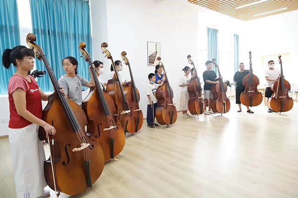 成都双流黄水镇长沟社区：新市民的幸福生活_fororder_低音提琴培训课堂-供图-双流区融媒体中心
