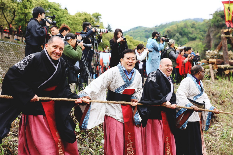 成都都江堰：外国使领团穿汉服 观古法放水 体验治水文化_fororder_厄瓜多尔驻华大使、泰国驻华大使、马耳他驻华大使、埃塞俄比亚驻华大使馆公使（从左至右）供图 都江堰市人民政府外事办公室