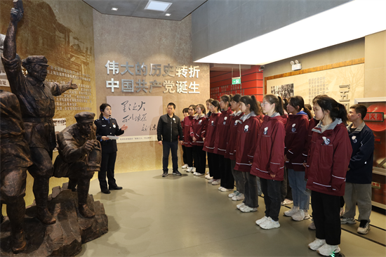 “石榴籽”工作室携手泰州高港口岸中学内高班开展清明祭扫缅怀先烈活动_fororder_图片 2