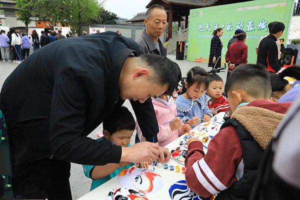 迎大运·乐动蓉城 成都新津非遗走近居民生活_fororder_活动现场-供图-新津区委宣传部