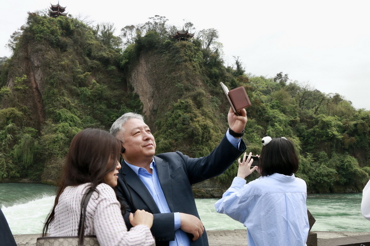 滔滔岷江水 悠悠中华情 外国使领团走进成都都江堰_fororder_大韩民国驻成都副总领事朴成焕与夫人合影留念 摄影 杨雯涵