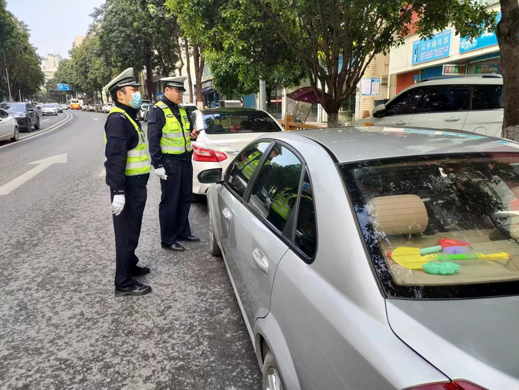 重庆奉节警方开展违法停车综合整治行动_fororder_图片1