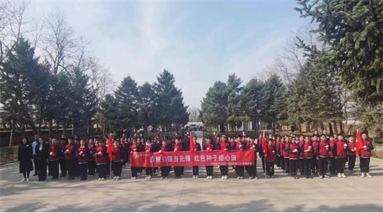 沈阳于洪新城第二小学开展祭扫革命烈士公墓活动_fororder_图片1