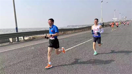 “跨山向海、奔赴未来”“跑遍辽宁”马拉松系列赛锦州滨海激情开跑