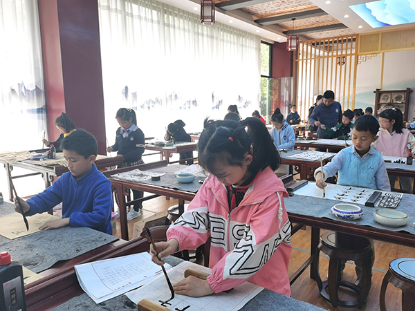 （张）成都温江区：“家校企社·在地光芒行”让居民走出家门打造“熟人社区”_fororder_书画学习和体验现场-摄影-杨峰