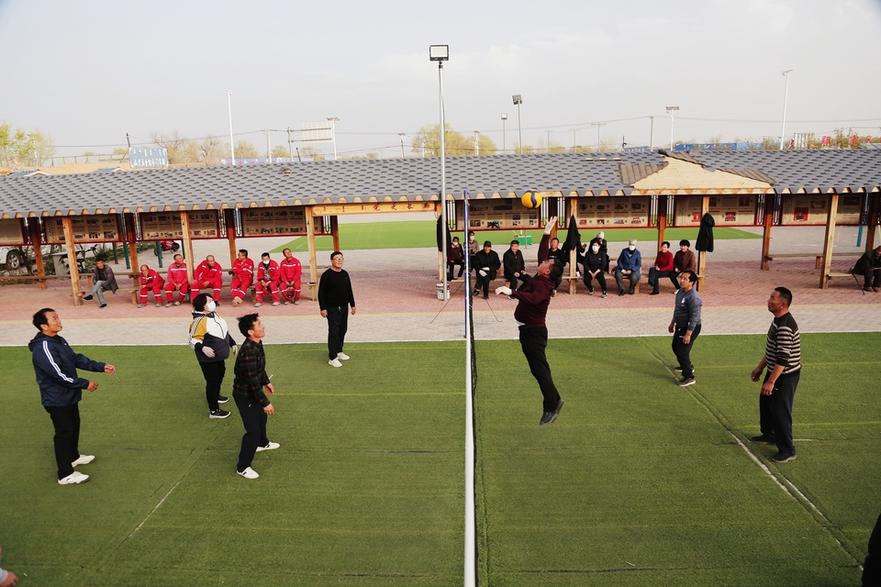 A Perfect Example of Sheer Love of Sports: Volleyball Playing in Angsu Town of Inner Mongolia_fororder_76