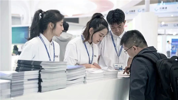 聚焦高博会丨重庆工商大学派斯学院志愿者圆满完成志愿服务工作_fororder_图片1