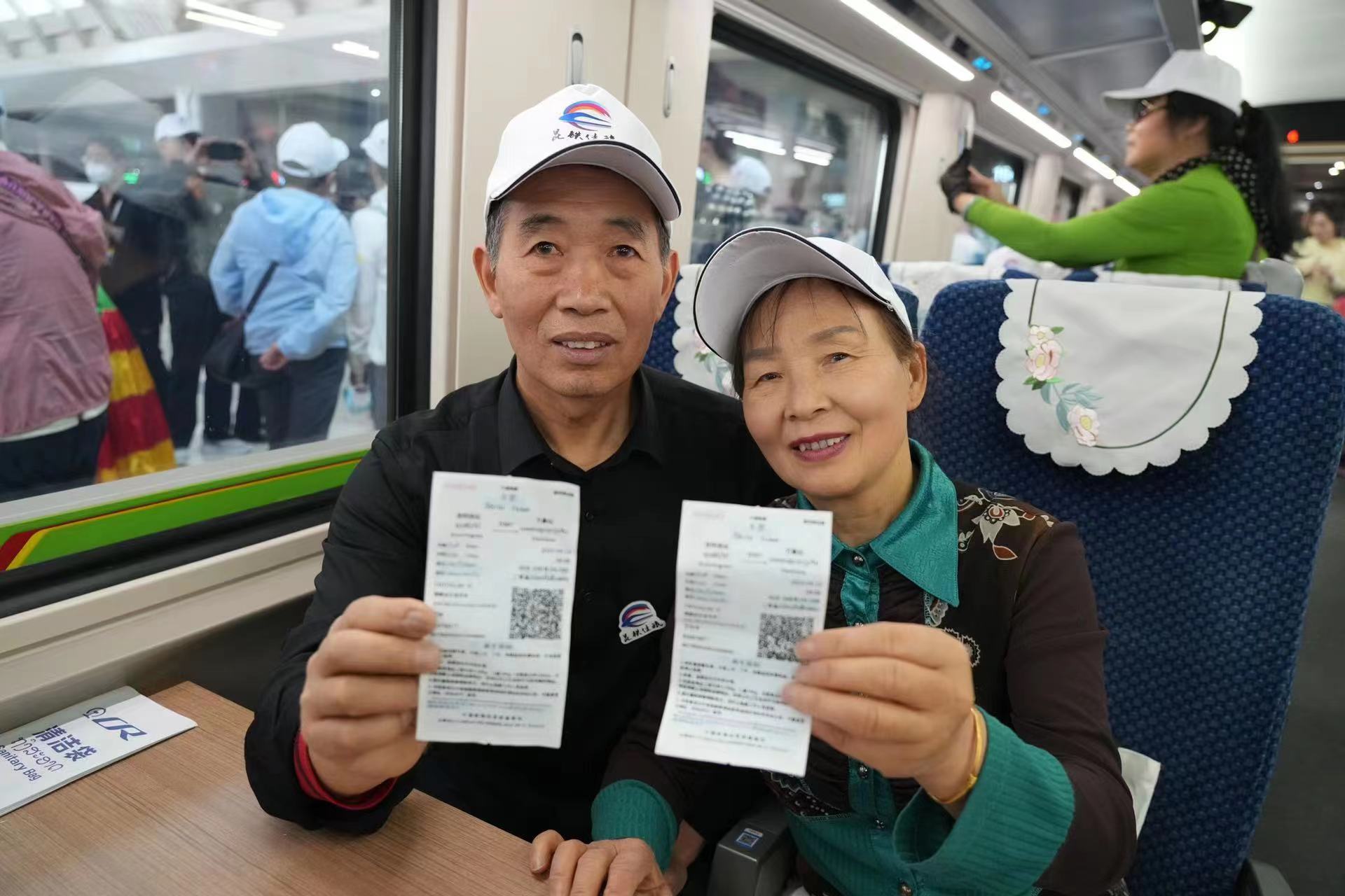 “山东造”动车带你“早上昆明吃米线，傍晚万象喝咖啡”
