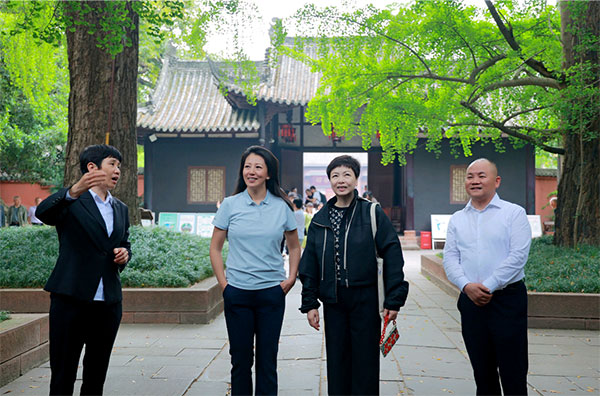 （张）世界冠军杨扬：拜苏祠 读东坡 品东坡_fororder_杨扬（左二）参观三苏祠--供图-眉山市委宣传部