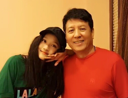 关晓彤与父亲搂肩合影 看女儿拍戏老爸心里美_娱乐_腾讯网
