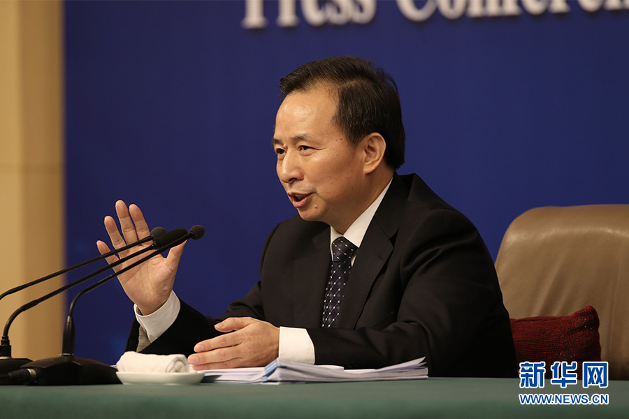 环保部部长李干杰回答记者提问