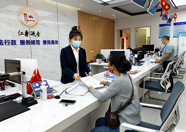 （张）眉山仁寿：优化营商“软”环境 增强发展“硬”实力_fororder_仁寿县政务服务中心内工作人员热情帮助群众办理事物-供图-仁寿县委宣传部