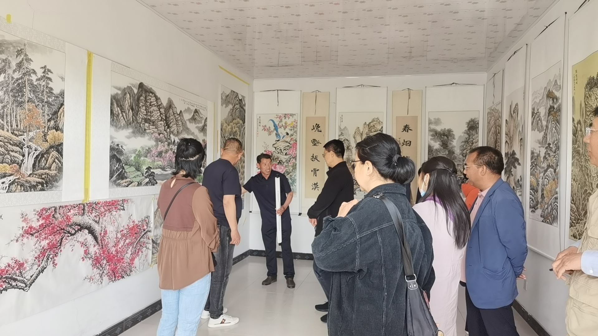 图片默认标题_fororder_康春城向观展观众讲述创作理念