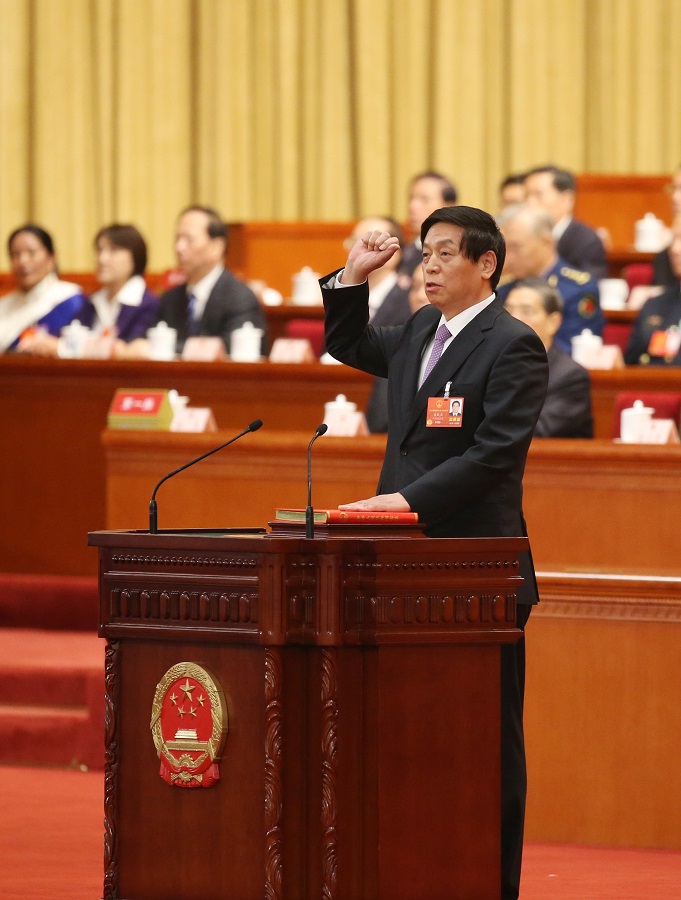 新当选的全国人大常委会委员长栗战书进行宪法宣誓(图)