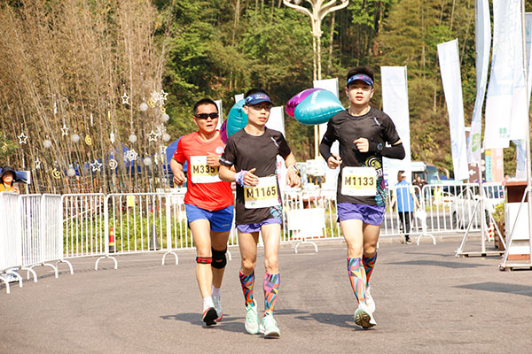 江山美途·2023国家森林城市马拉松系列赛——宜宾蜀南竹海站鸣枪开跑_fororder_赛道上的选手风采-摄影-高学兵