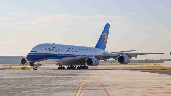 图片默认标题_fororder_即将执行大兴机场首个航班的南航A380客机（南航供稿）