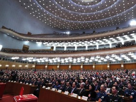 十三届全国人大一次会议举行第六次全体会议