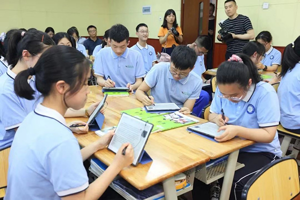 （张）教育部专家组莅临成华区对“全国智慧教育示范区”创建项目进行绩效评估_fororder_华西中学智慧教育英语课-供图-成华区教育局