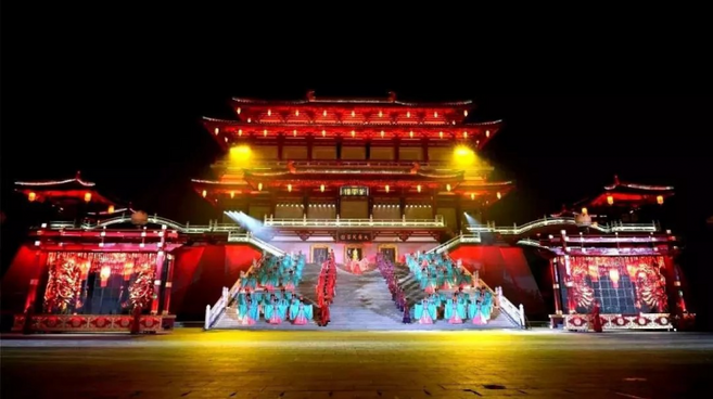 泛舟赏光影秀 大唐芙蓉园解锁夜游新姿势