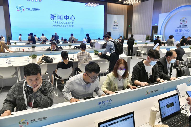 中国—中亚峰会新闻中心启用 中外记者沉浸式感受“陕西元素”