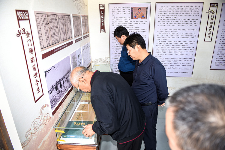 图片默认标题_fororder_4月19日，金门闸对游人开放，专家、学者在金门闸展示观看文物实物。刘永兴 摄