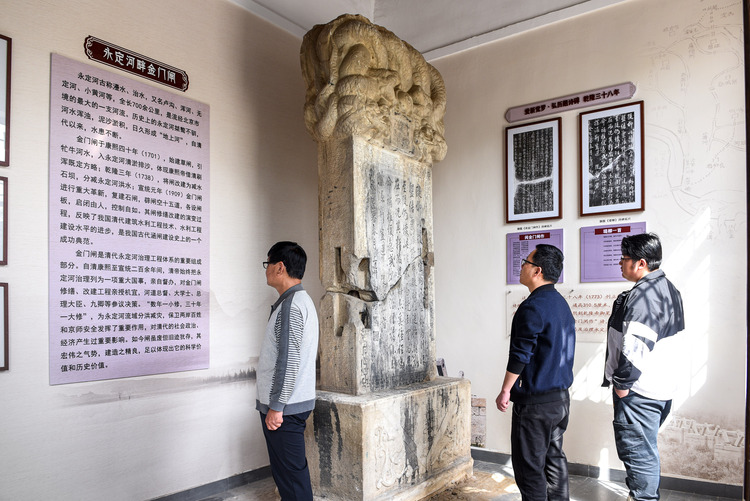 图片默认标题_fororder_4月19日，金门闸对游人开放，游人在观看金门闸的乾隆御制碑。刘永兴 摄