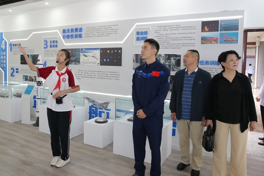 （转载）川籍航天员叶光富飞天后首次回到家乡