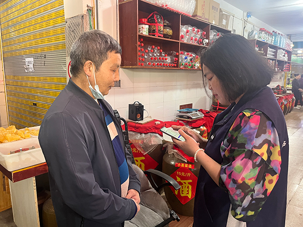 （张）泸州：江阳区华阳街道开展“国家反诈中心”APP推广宣传活动_fororder_入户商家协助居民下载“国家反诈中心”APP、李国会