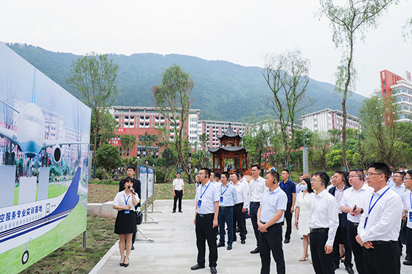 （张）“万达开云”职业教育高质量发展系列活动暨2023年职业教育活动周启动仪式在达州宣汉举行_fororder_参观职中_proc