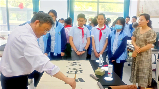 南京市老园丁书画家送爱心进校园活动走进第二十九中学天润城分校_fororder_图片5