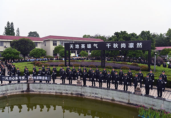 （张）痛别英雄 因公牺牲民警蒋久华遗体告别仪式举行_fororder_追悼会现场-摄影-张磊（3）