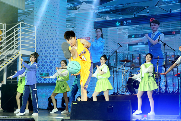草地音乐节开演 成都轨道奏响乐动蓉城青春乐章_fororder_未标题-2
