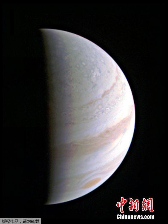 朱诺号首次近距离掠过木星极点 完成史上最近拍摄