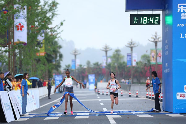 (张）2023中国移动乐山半程马拉松暨跑遍四川（乐山站）鸣枪开跑_fororder_图片3