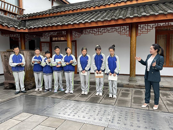 （张）眉山：全民“享”“悦”读 “书香洪雅”加速奔跑_fororder_田锡中学学生感受“田锡文化”-供图--洪雅县委宣传部