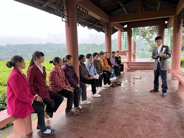 （张）眉山：全民“享”“悦”读 “书香洪雅”加速奔跑_fororder_村民感受“悦”读-供图-洪雅县委宣传部