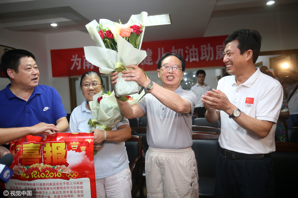 中国式冠军表彰:领导接见嘉奖 获奖金超百万