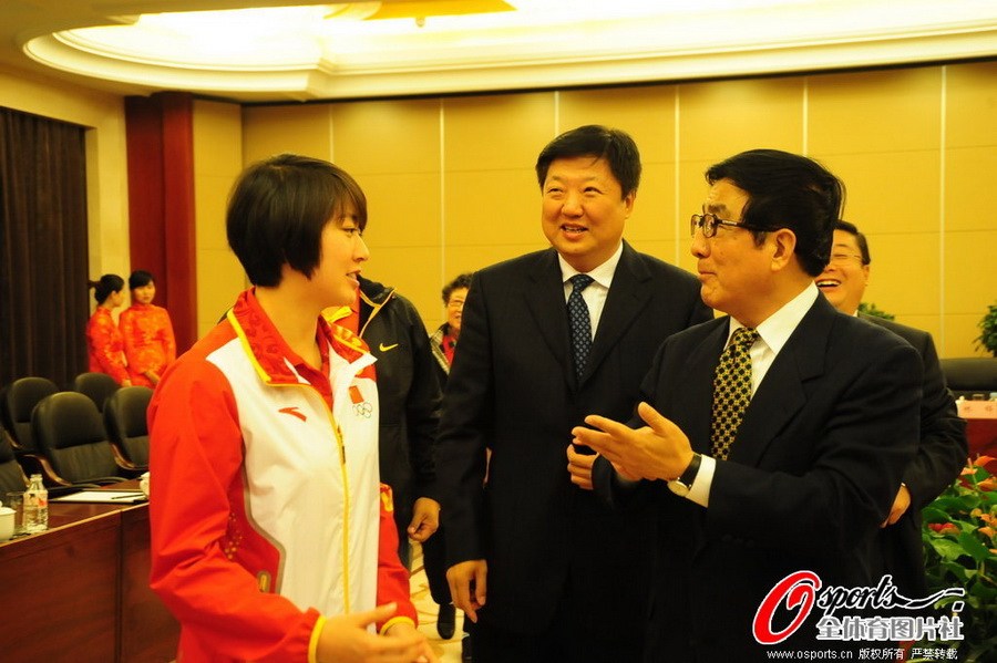 中国式冠军表彰:领导接见嘉奖 获奖金超百万