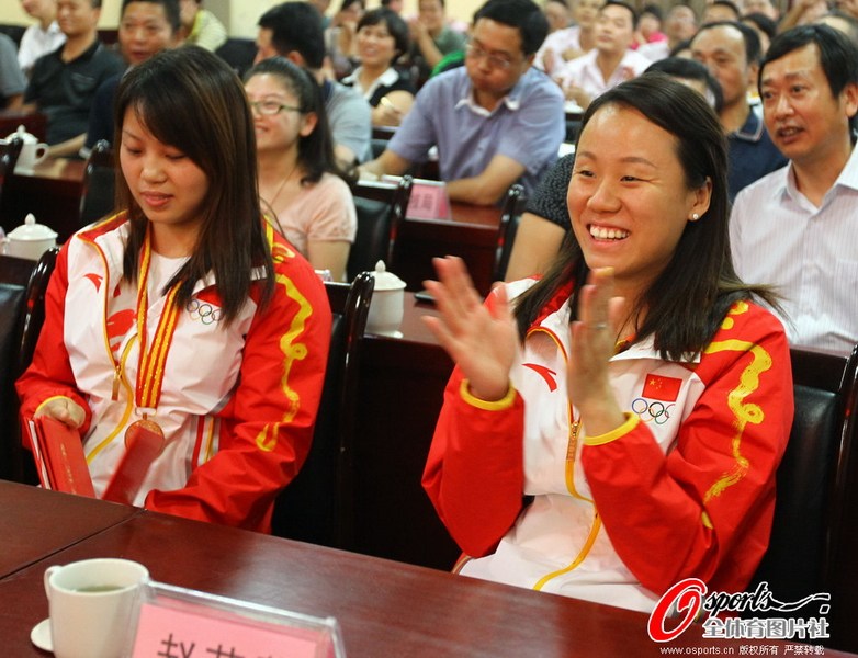 中国式冠军表彰:领导接见嘉奖 获奖金超百万